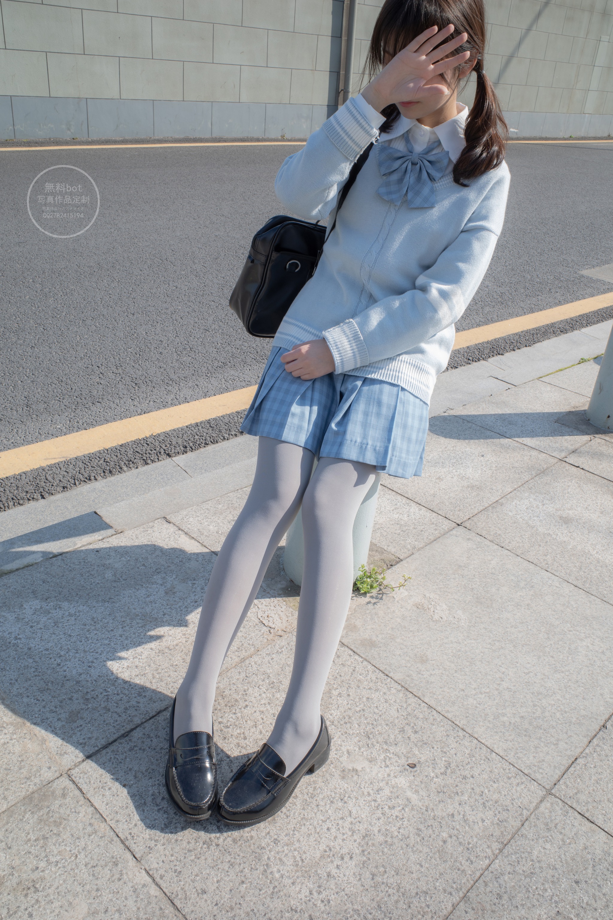 图片[1]-森萝财团 – NO.030 写真 有料 小香 户外公园里的JK制服灰丝美腿 [100P]-XikXak